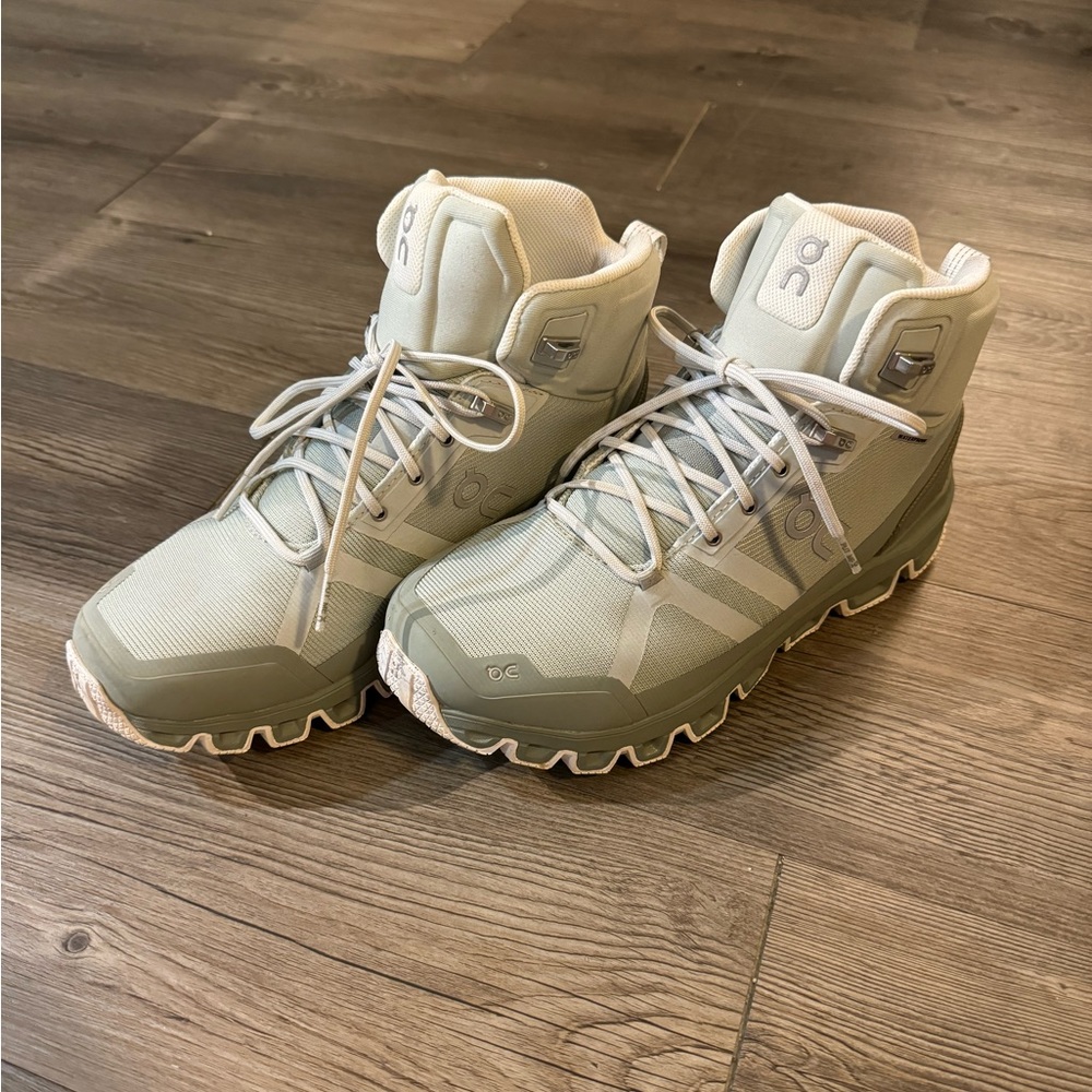 On Cloud Hiking Boots